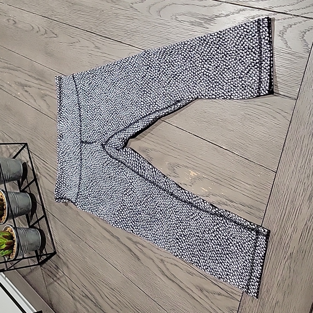 Lululemon Wunder Under Black White Leggings Size 6